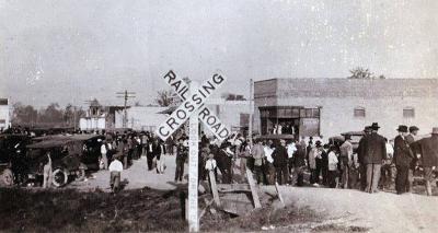 A crowd of white people gathers outside a building in Elaine, Arkansas, in 1919.